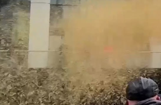 Belgium: Farmers Pointlessly Attacking the Cops Again, Spraying Manure on Them